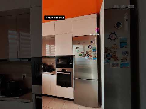 Кухня в частном доме, мойка под окном, газовая плита, антресольные шкафы.