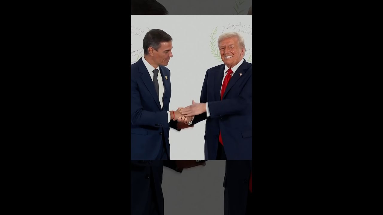 Trump y Sánchez se saludan en la cumbre por la paz en Gaza