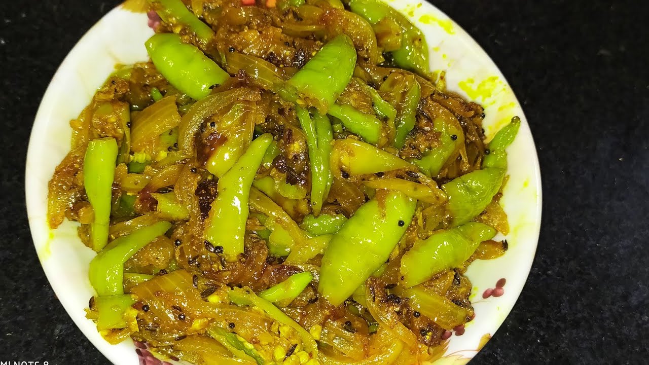 प्याज हरी मिर्च की सब्जी इस तरह से बनाएंगे तो छोटे बड़े सब मांग माग कर ...