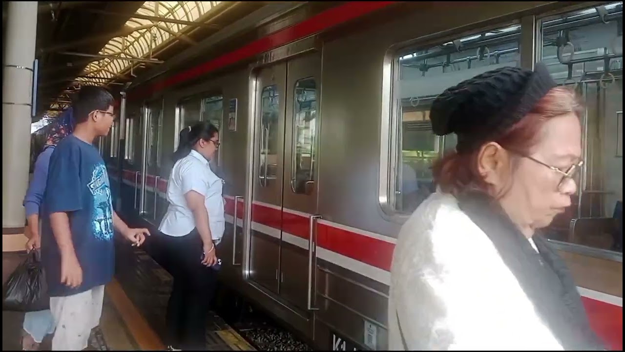 kompilasi KRL Commuter di stasiun Cikini 