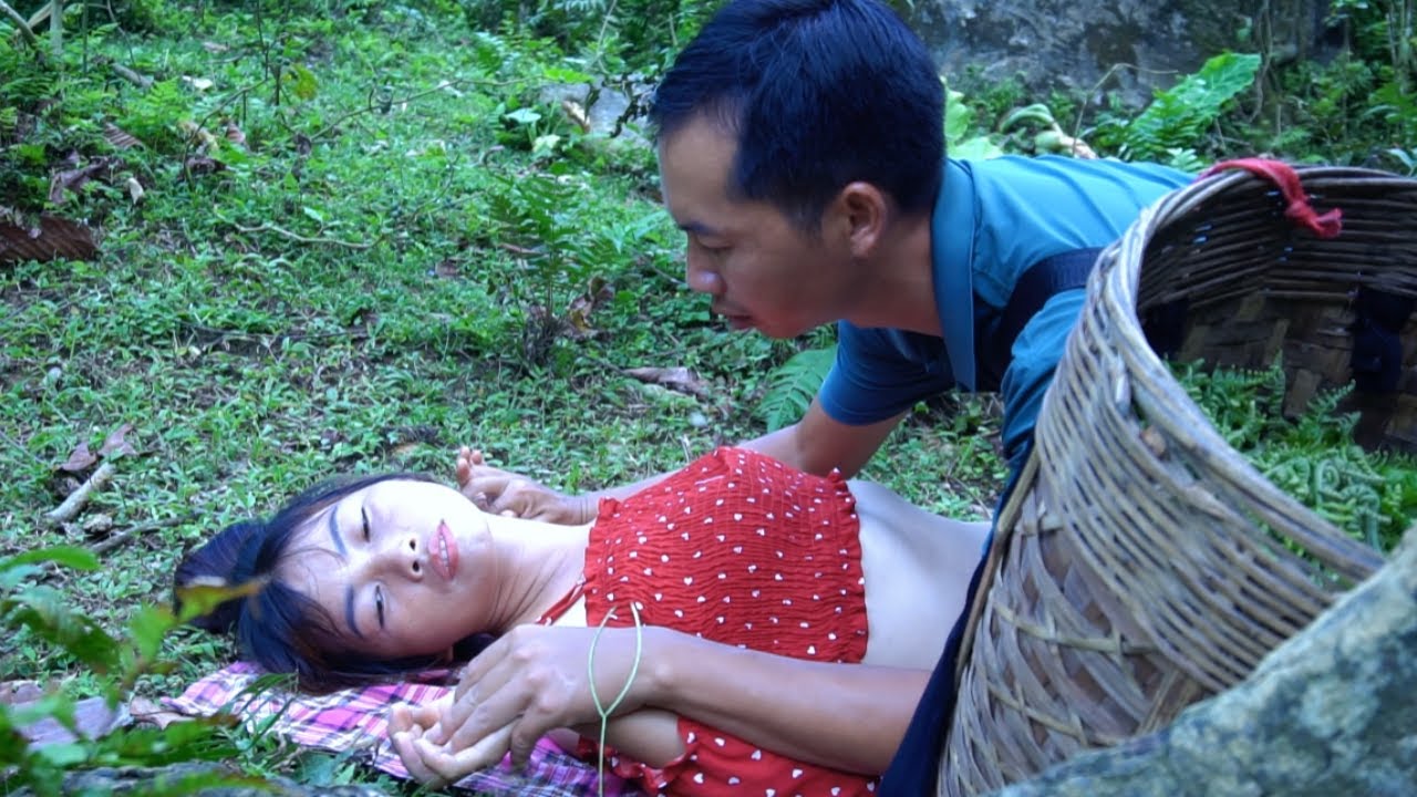 Деревенская девушка и работа по сбору коричных листьев с помощью молодого человека.