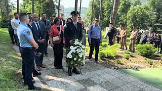 Slana Banja: Delegacije polažu cvijeće za ubijenu mladost Tuzle