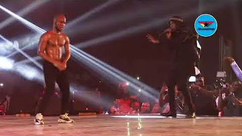 Mugeez blesses King Promise as they perform 'CCTV' at Ghana Meets Naija 2018