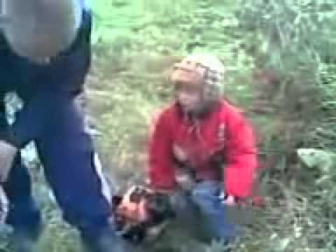 5 летний мальчик заводит газонокосилку видео
