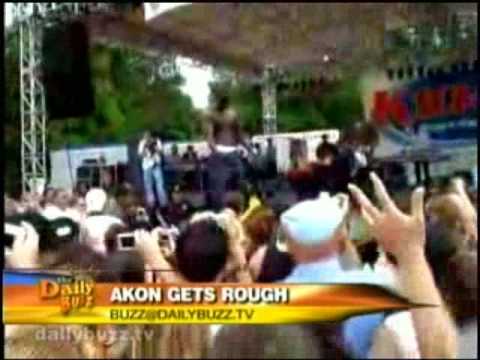 Akon Throws a Boy Off Stage (The Daily Buzz) - YouTube