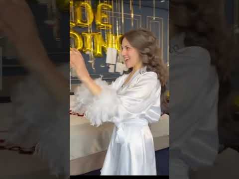 نجم الاهلى رامى ربيعه و زوجته يرقصان قبل بداية الفرح على اغنية افتحى شباكك انا جيت