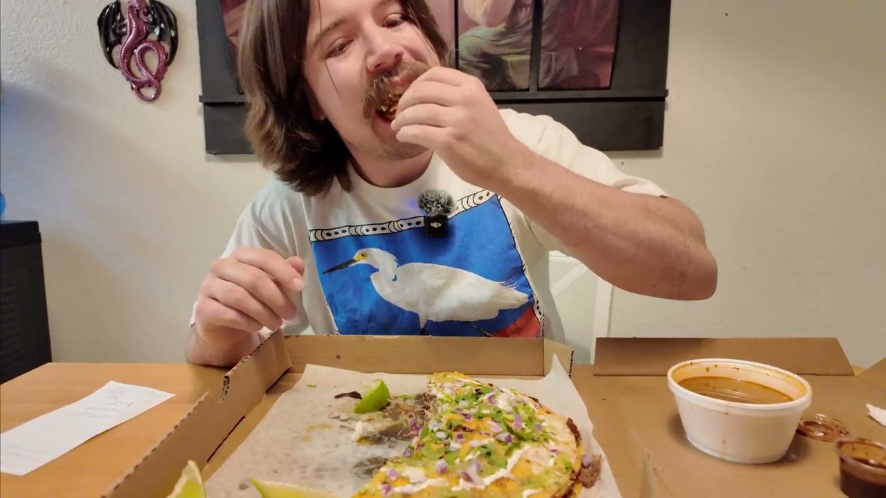 Pizzabirria Mukbang | Giant Birria Pizza & Consomé Dip (Albuquerque Food Review)