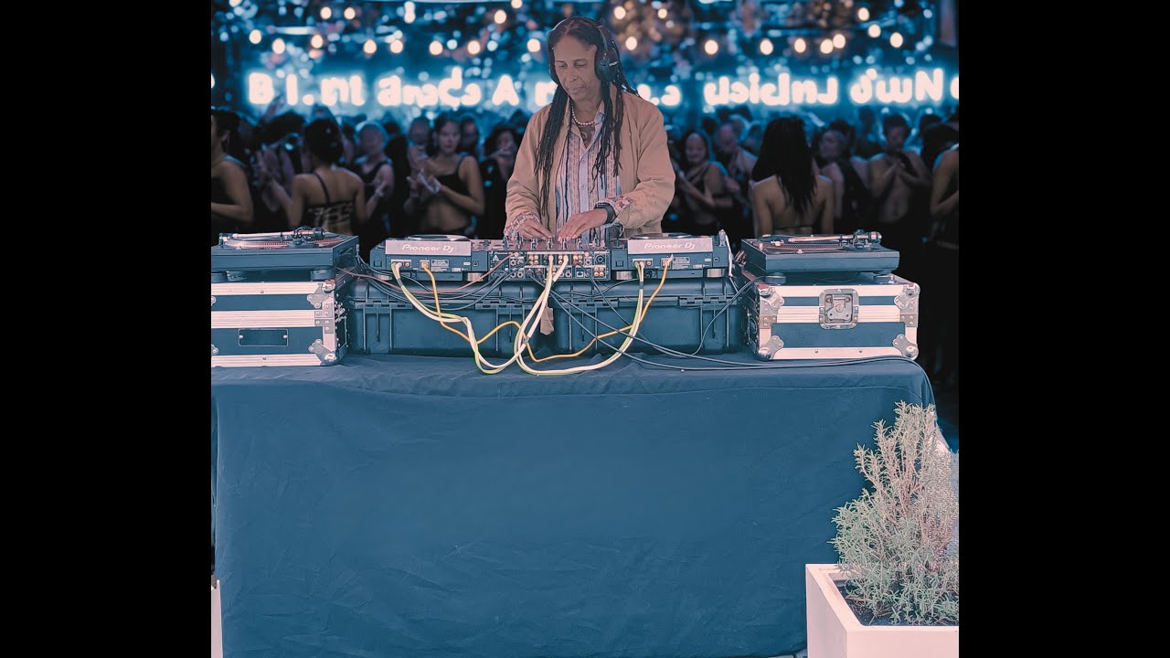 MOM VS DAUGHTER  HOUSE MIX