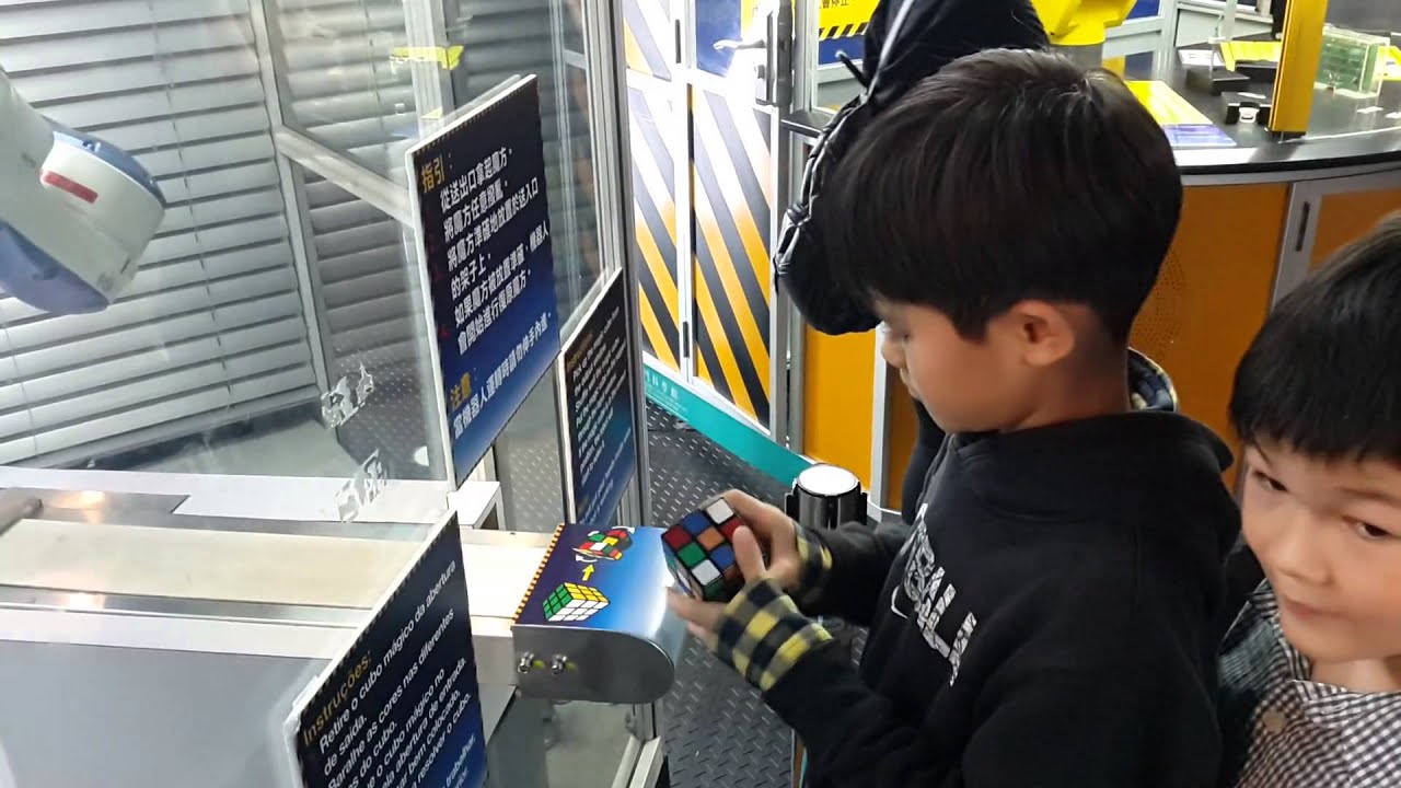 Amazing Robot Solves Rubik's Cube - Yaskawa Motoman Dual Arm SDA - YouTube