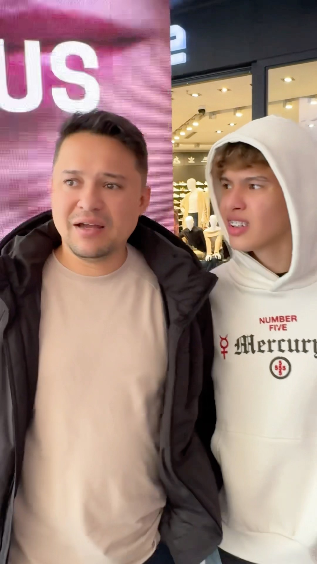 Quién es y por qué grita en el centro comercial @ZANDER_xX #humor #cosasdefamilia #comedia #funny