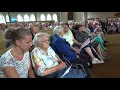 Ruim 100 kerkgangers zingen bij zomerzang in oude kerk van huizen