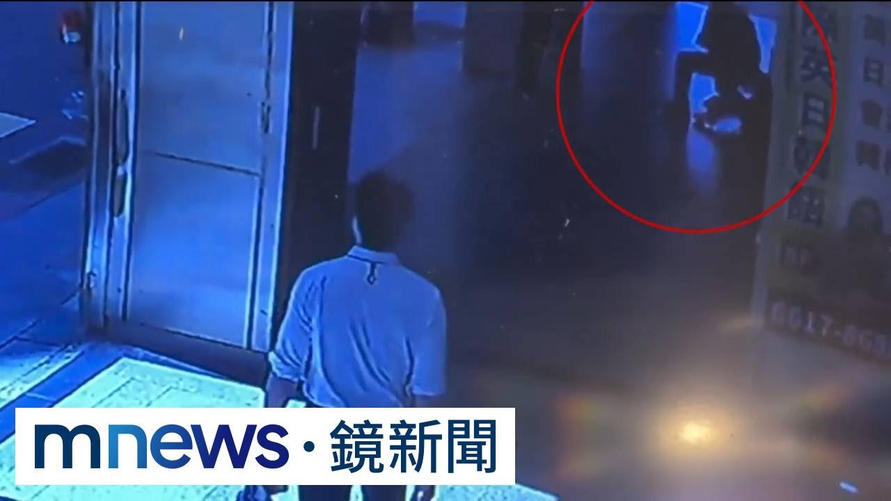 8旬翁舉牌抗議遭銬走　北市2警遭記2次申誡｜#鏡新聞