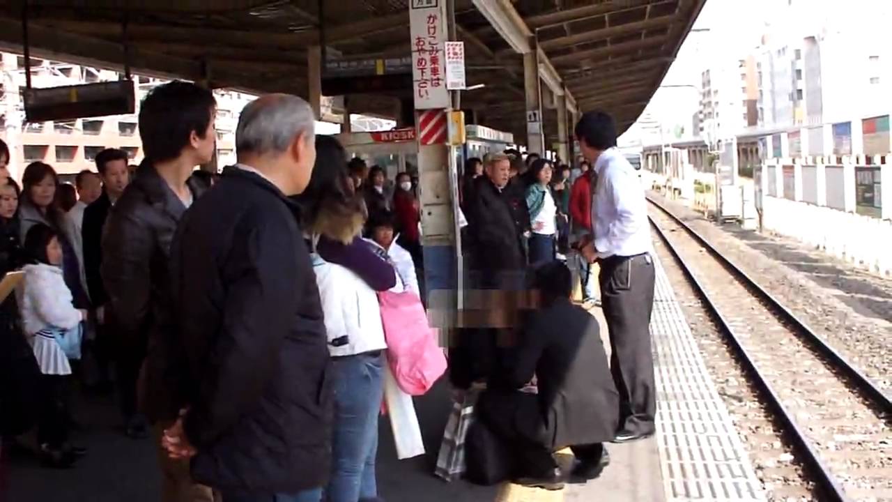軌道敷内へ人が転落し緊急停止した列車An emergency stop. YouTube