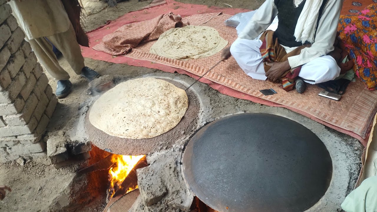 How to make Rumali Roti in Resturant Manday Roti قلو روٹی Biggest Roti ...