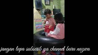 Anak kecil lucu bermain ban sama teman-temanya