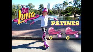 El niño está jugando los patines y usando el casco.