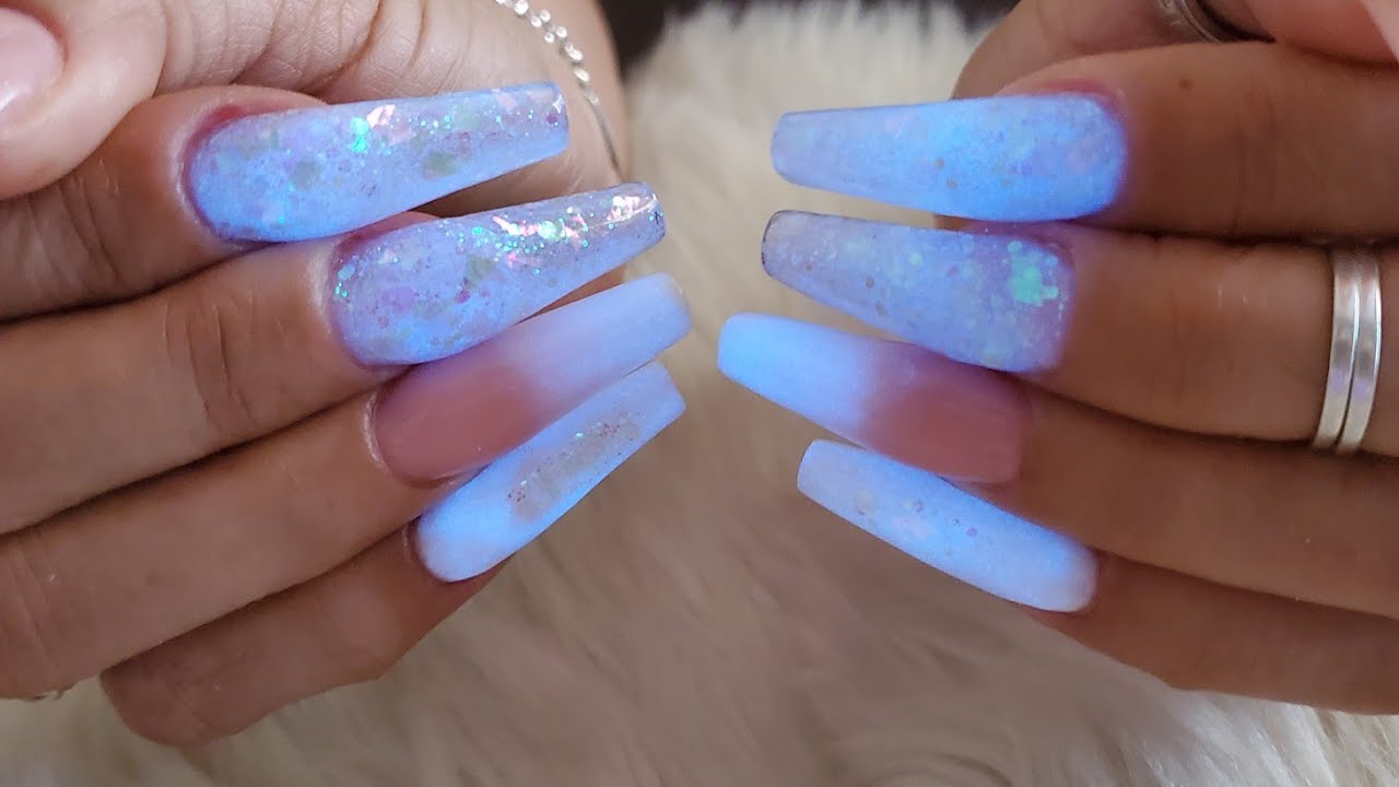 Uñas largas con acrílico que brilla en la obscuridad 💅