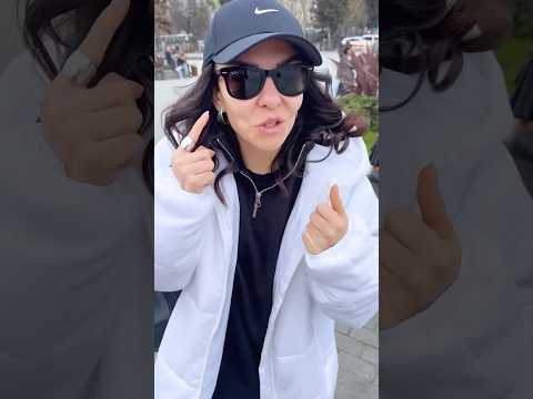 Model şarkısı söylerken