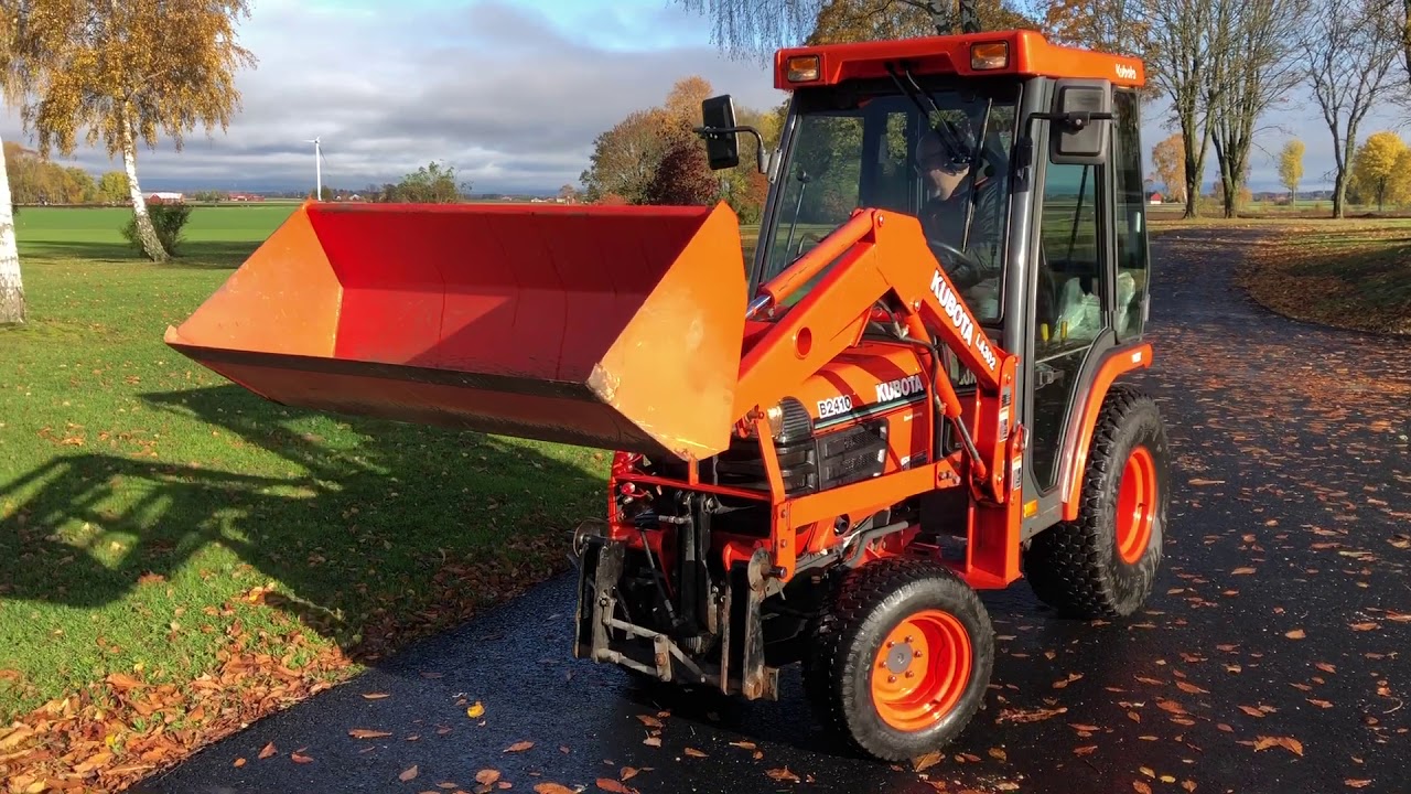 Traktor Kubota med lastare och vikplog & sandspridare B2410
