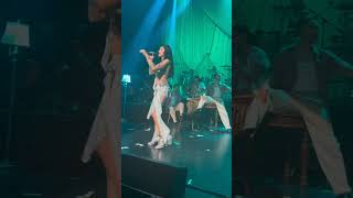 #Cazzu cantando "Si Una Vez" de #Selena en Chicago, USA.