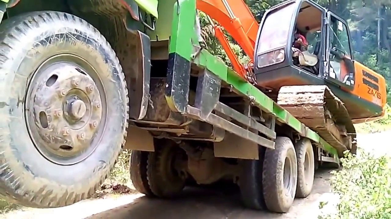  Mobil  truk  alat berat perjuangan fuso  masuk hutan rimba 