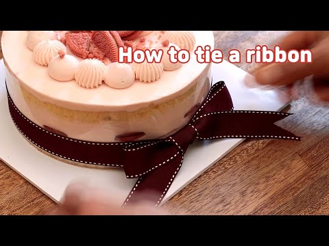 How to beautifully tie a ribbon to a cake