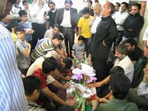 مداحی و درددل جوان های محله با شهید گمنام