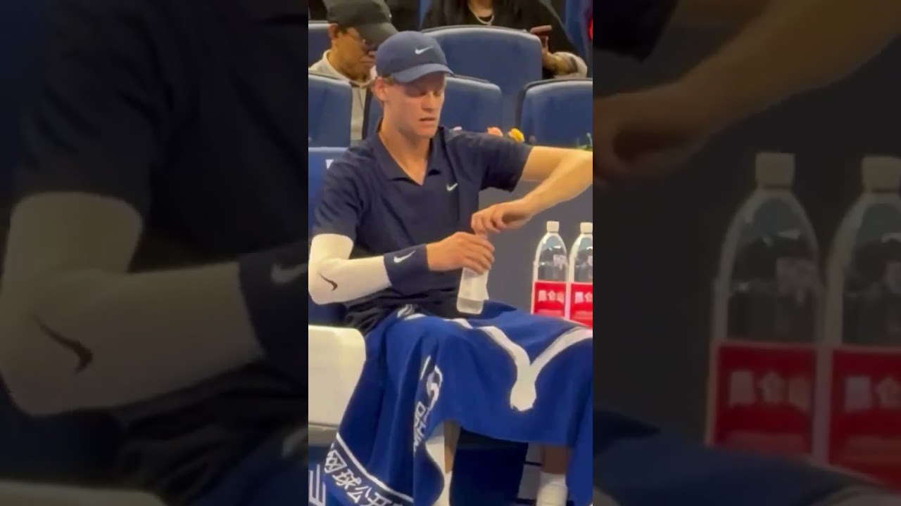 Jannik Sinner and the first sip of water... 😅🦊🇨🇳