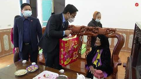 Đồng chí Bí thư Huyện ủy, Chủ tịch HĐND huyện Nguyễn Xuân Quang thăm, tặng quà Tết