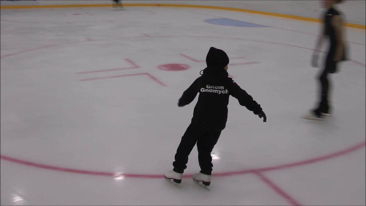 Александр Плющенко учит аксель. Саше 5 лет исполнилось два меяца назад ...