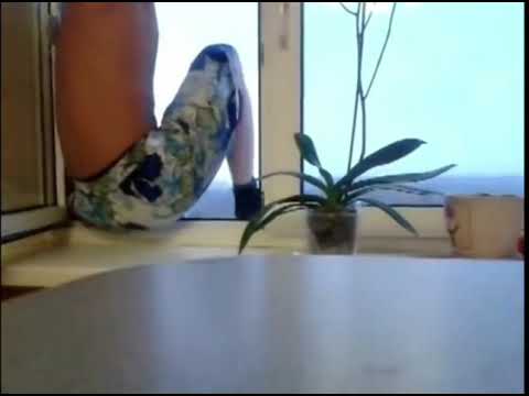 И камнем вниз с крыши дома