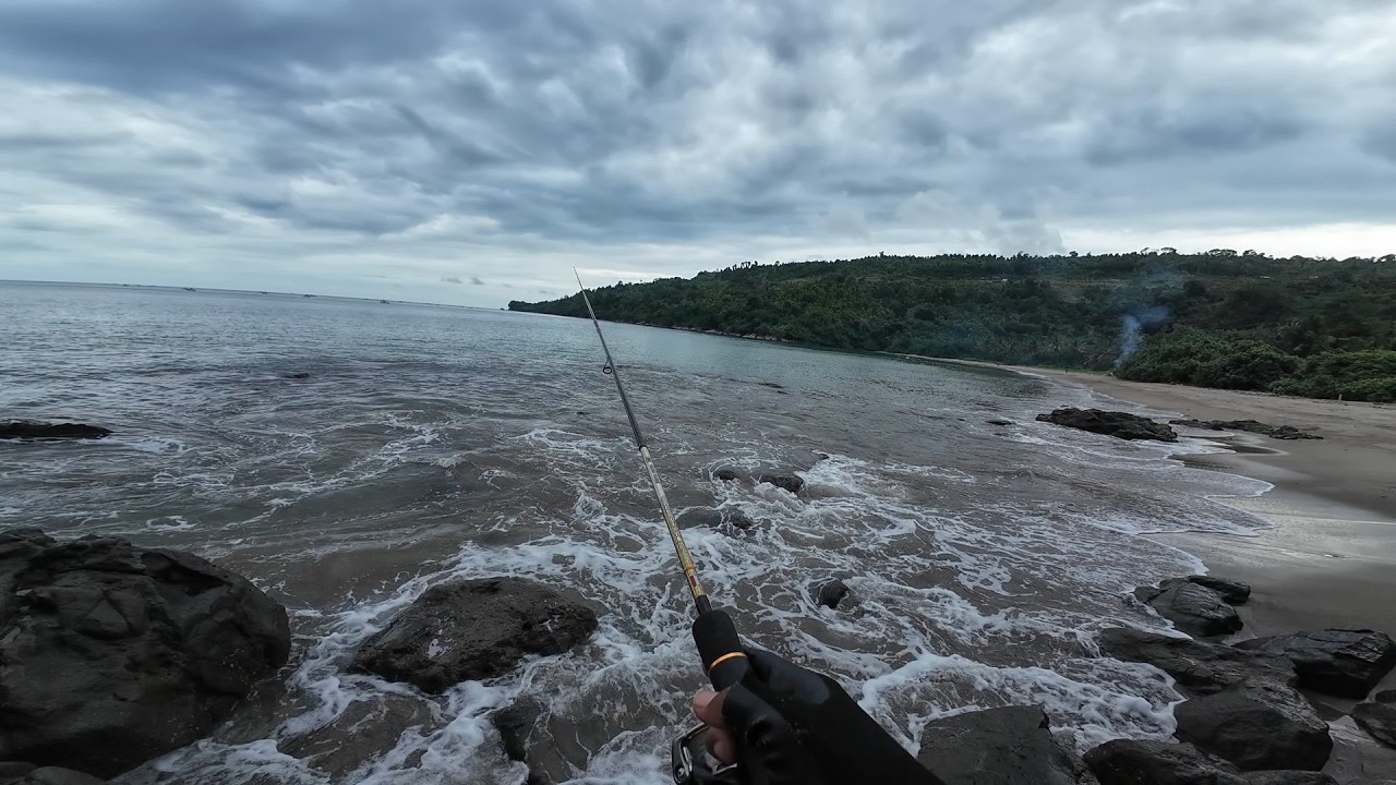 GAK NYANGKA ?! AIRNYA DANGKAL DAPAT IKAN BESAR | mancing pinggiran pantai
