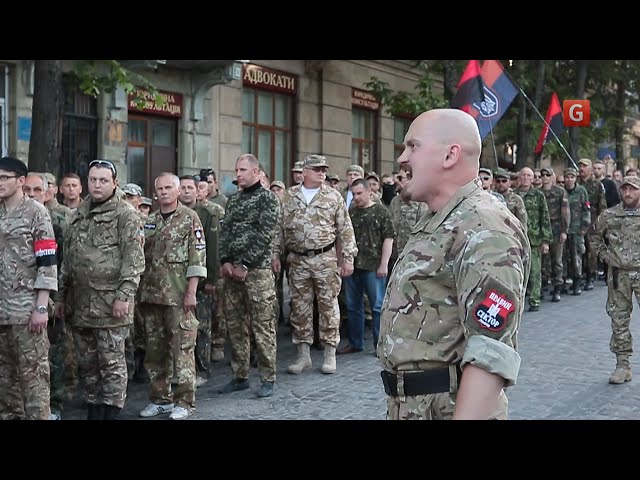 Правий сектор під час маршу у Львові висунув претензії Порошенку class=