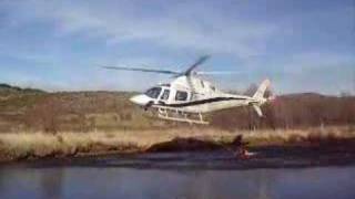 Un helicoptero carga agua en la Riseca, Quintanilla de Yuso