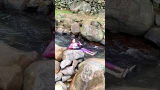 Serunya Seluncuran Di Derasnya Aliran Sungai Di Taman Batu Purwakarta