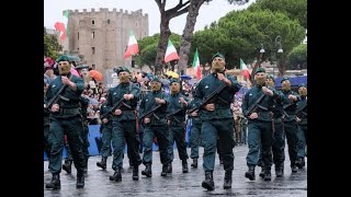 Parata Due Giugno Incursori Mm Rilasciano Petali Di Rose Davanti Altare Della Patria