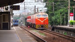 [HD] The Taiwan TRA up Local train no. 4188 (EMU 500) and down freight train no. 7501 at Shulin