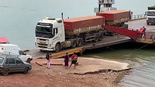 Duas balsa gigante carregadas dos brutos na travessia do rio tapajos Itaituba 