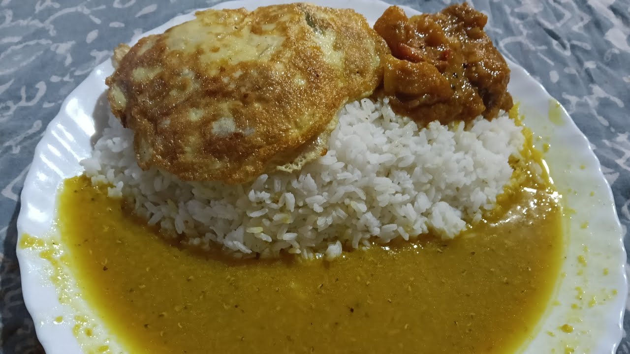 Hello doston today I eat rice and dal and anda amlet and alu sabji 🍛