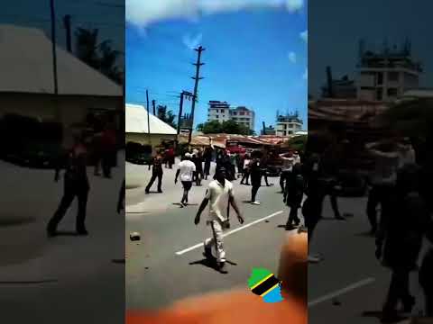 BUS LATEKETEZWA KWENYE MAANDAMANO