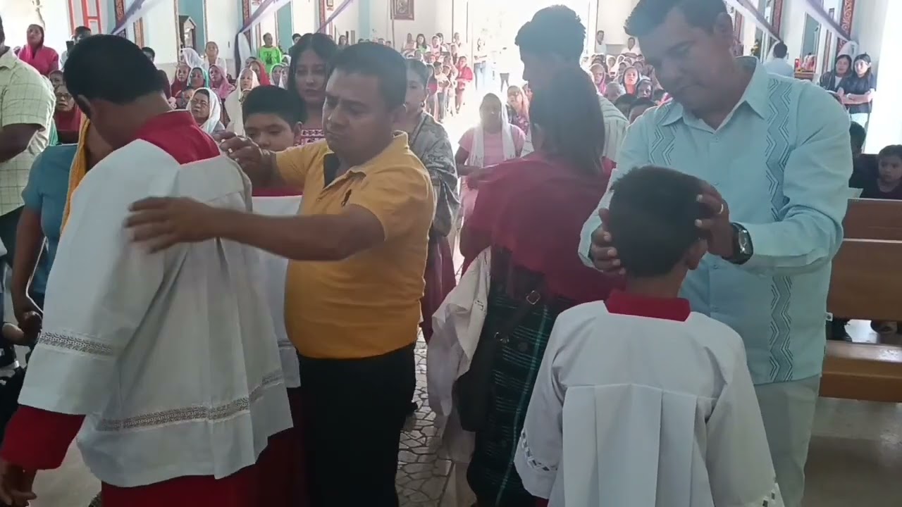 Imposición de insignias para el monaguillo.