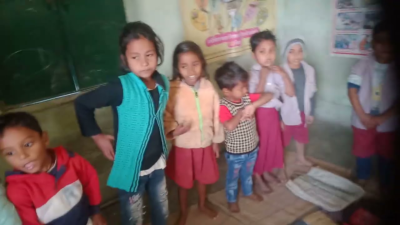 Bacho ko  Kavita ke madhyam se ABCD ka gyaan karate huye