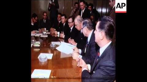 SYND 15/02/71 OPEC DELEGATES SIGN A PACT WITH WESTERN OIL COMPANIES TO END THE INTERNATIONAL OIL SCA