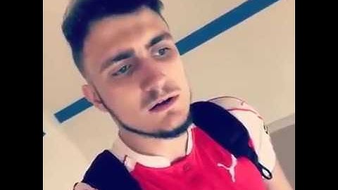 فاتح سفرجيك يقرأ بصوت عذب ايات من سورة الحشر قبل ذهابه للعب كرة القدم