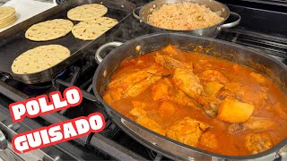 POLLO GUISADO BIEN SALSUDO CON ARROZ Y PAPAS - una comida tradicional
