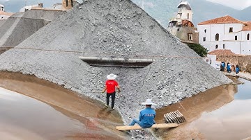 Barge unloading 4500 tons of phosphate rock - Natural flow sound - Vlog Work on the barge