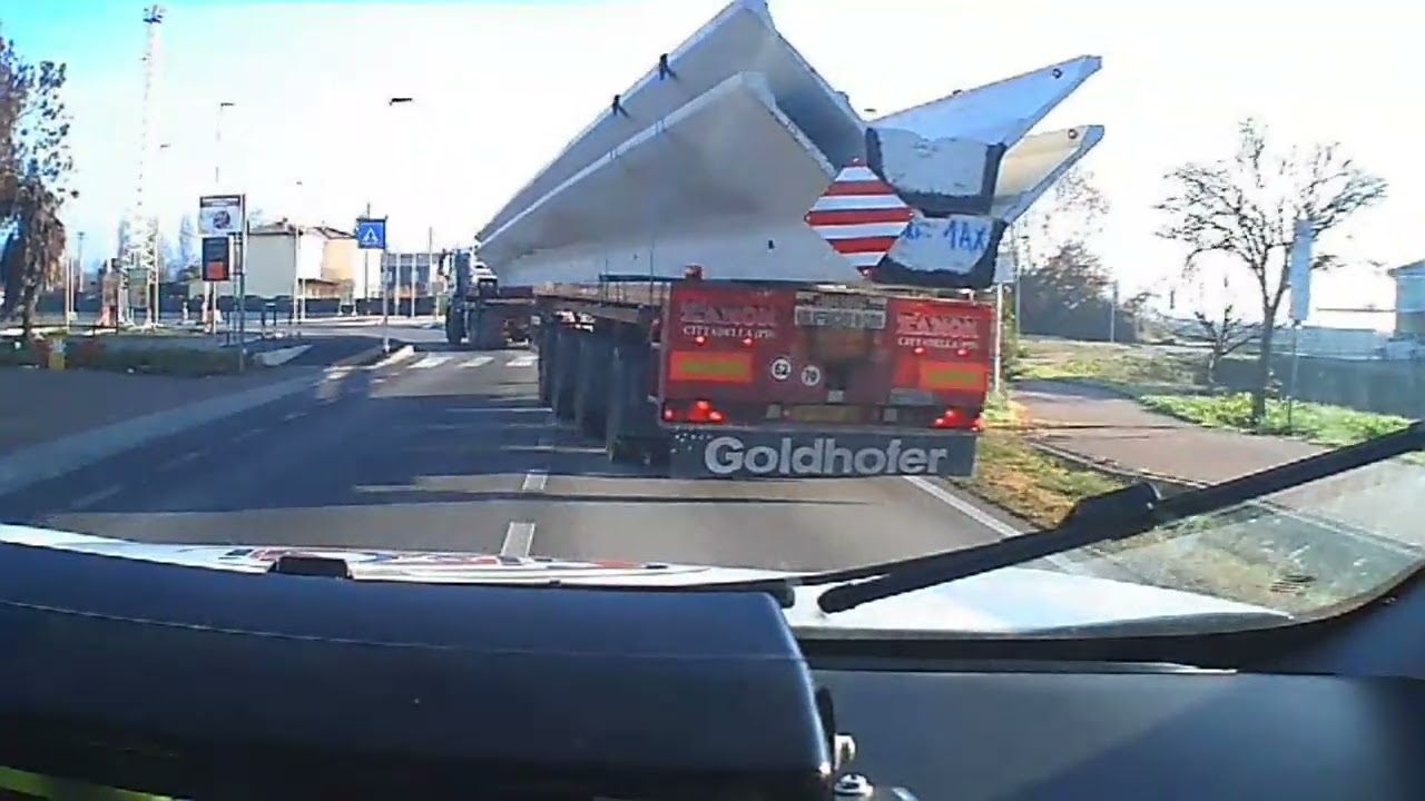 per C.B...resta  in  traiettoria e disti 5 centimetri dal  palo  della  luce