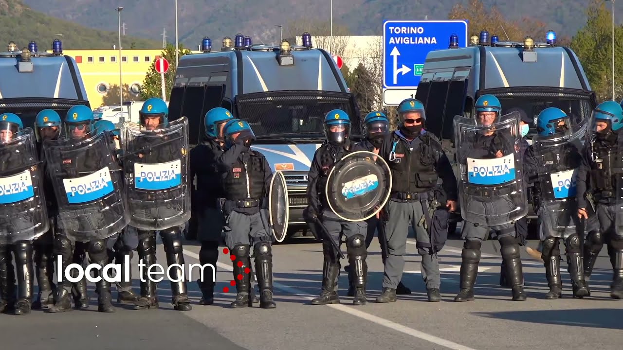 Val di Susa, corteo No Tav: tensione polizia-manifestanti