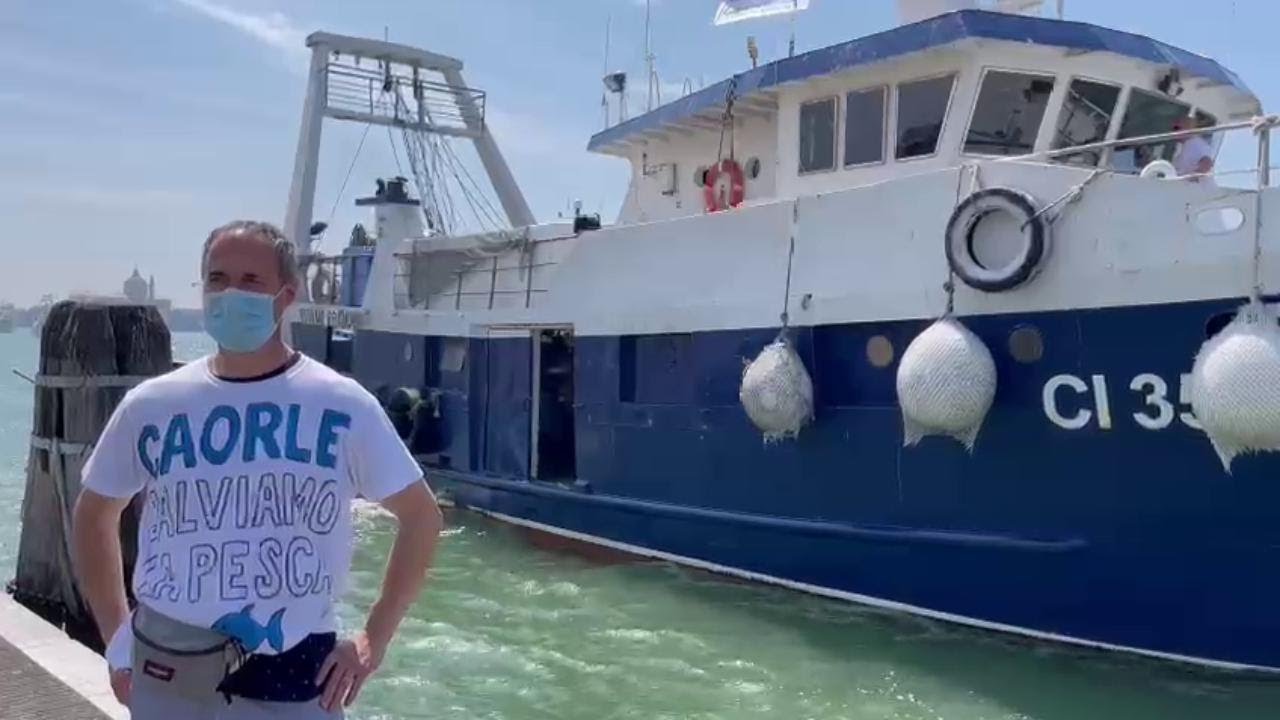 A Venezia la rumorosa protesta dei pescherecci contro il fermo pesca