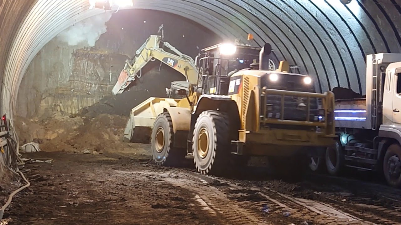 トンネル工事動画 Vol 8 ブレーカーによる掘削作業 Youtube